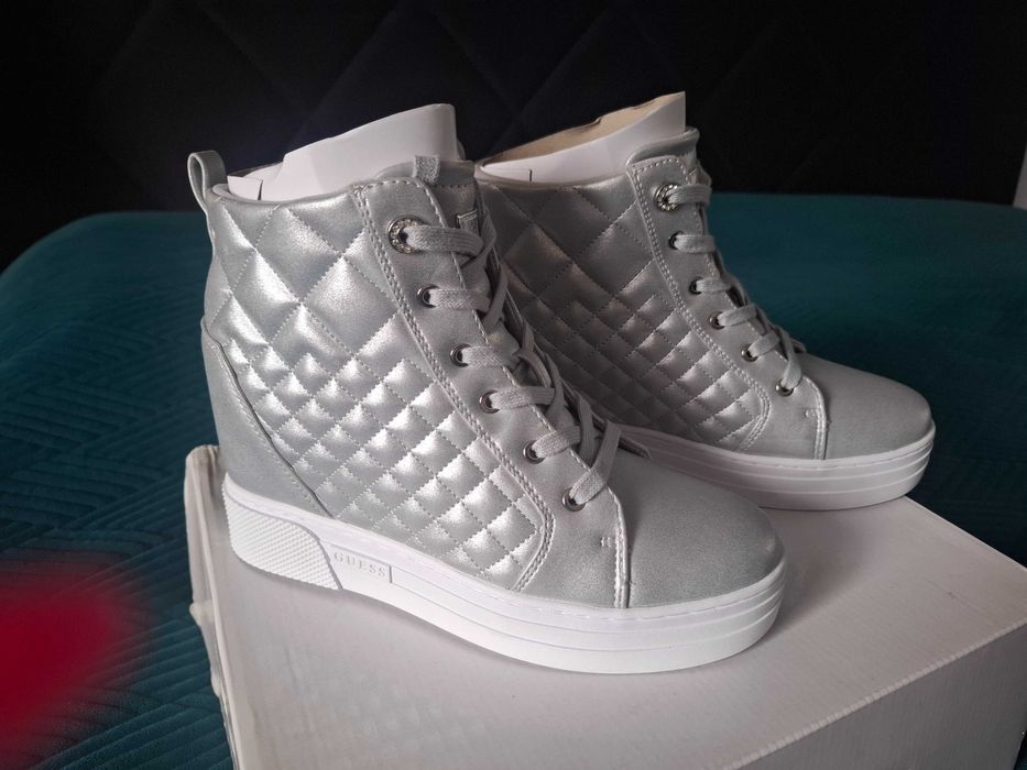Snakersy Guess srebrne