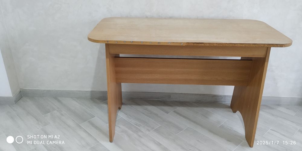 Продам стол и журнальный столик, самовывоз