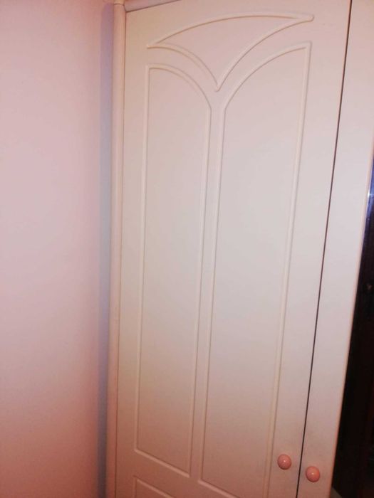 Cama de solteiro e roupeiro lacados a branco