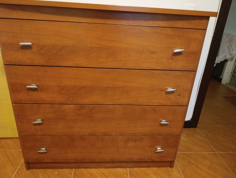 Vende-se Comoda.