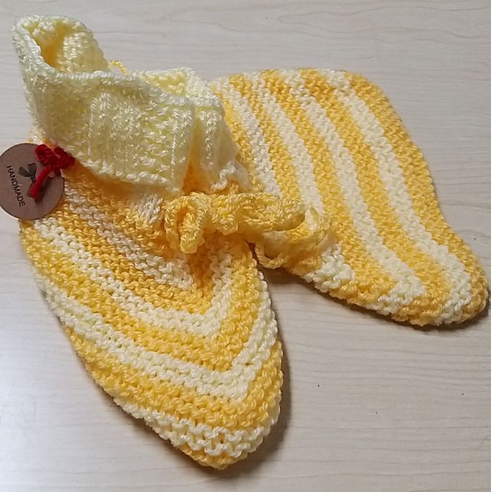 Botas às risquinhas amarelas.