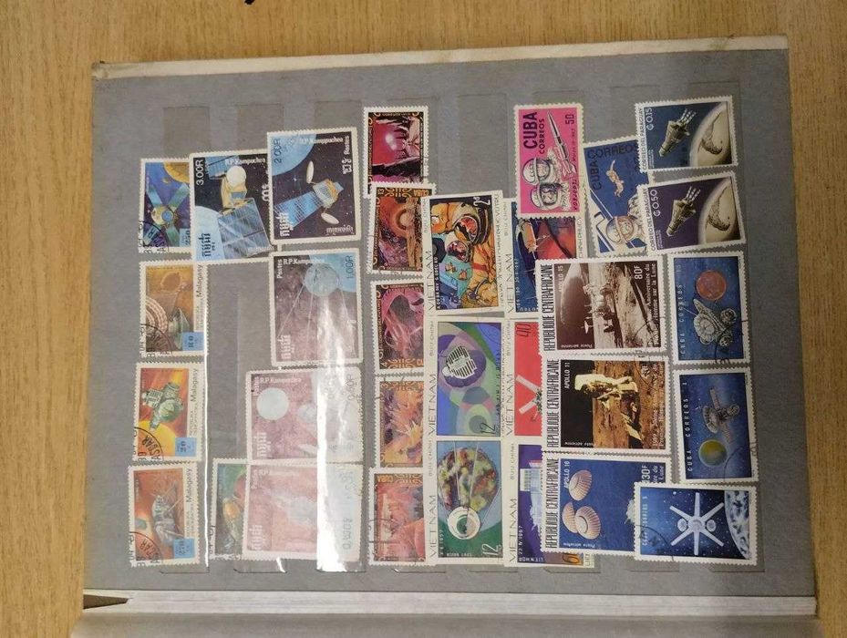 Продаю марки с альбомом