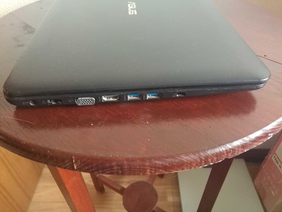 Portátil ASUS i3 Modelo F554L