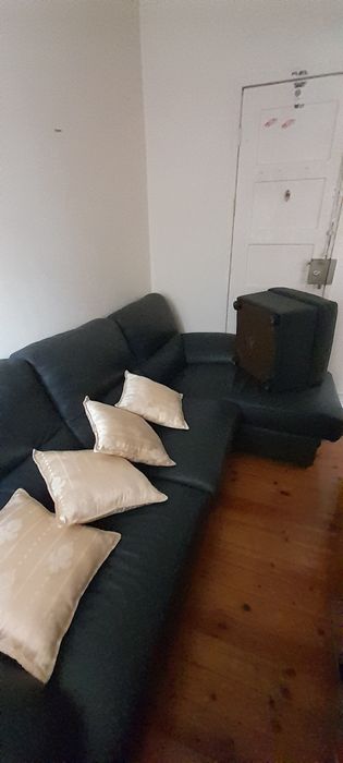 Sofá 3 lugares chaiselong com puff azul escuro em napa pouco uso como