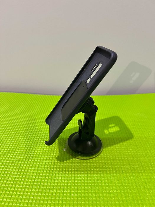 Автомобильный держатель на присоске для телефона в автомобиль. Магнит