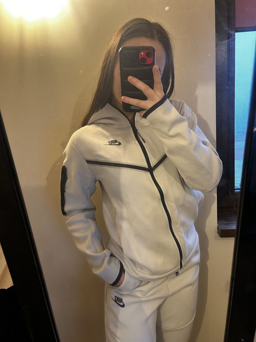 Bezowa bluza nike tech