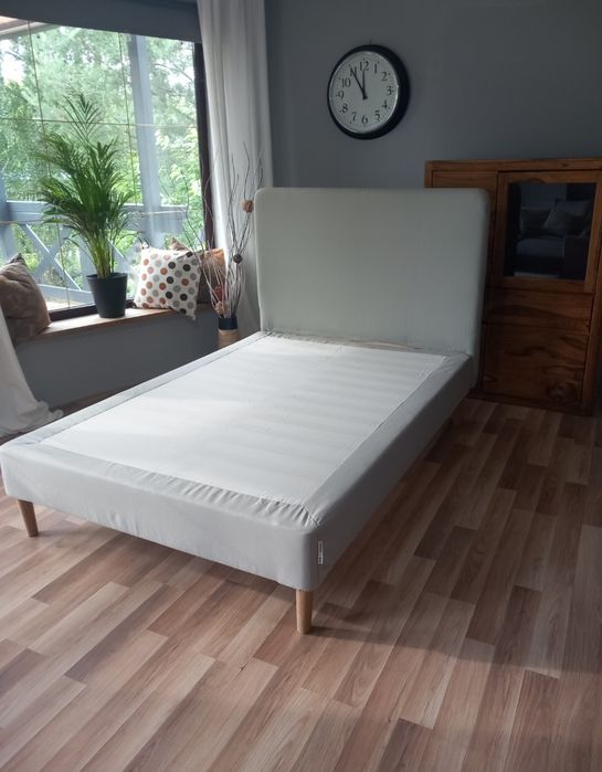 Nowe drewniane łóżko kontynentalne Ikea z wymiennym pokryciem