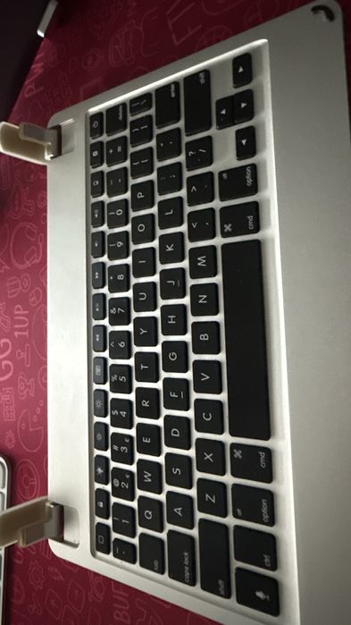 iPad Pro 10.5” Rose Gold + Teclado Bluetooth — 160€