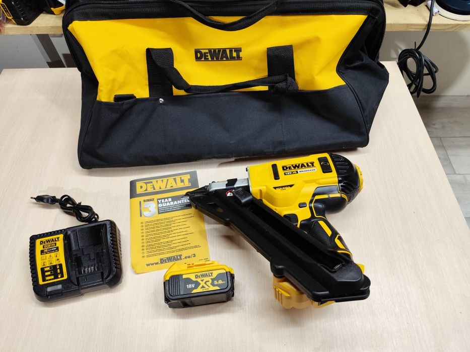 Вживаний DeWalt DCN 693 акумуляторний цвяхозабивач Девол