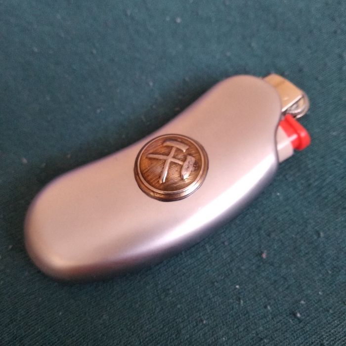 Etui na zapalniczkę typu BIC z godłem górniczym