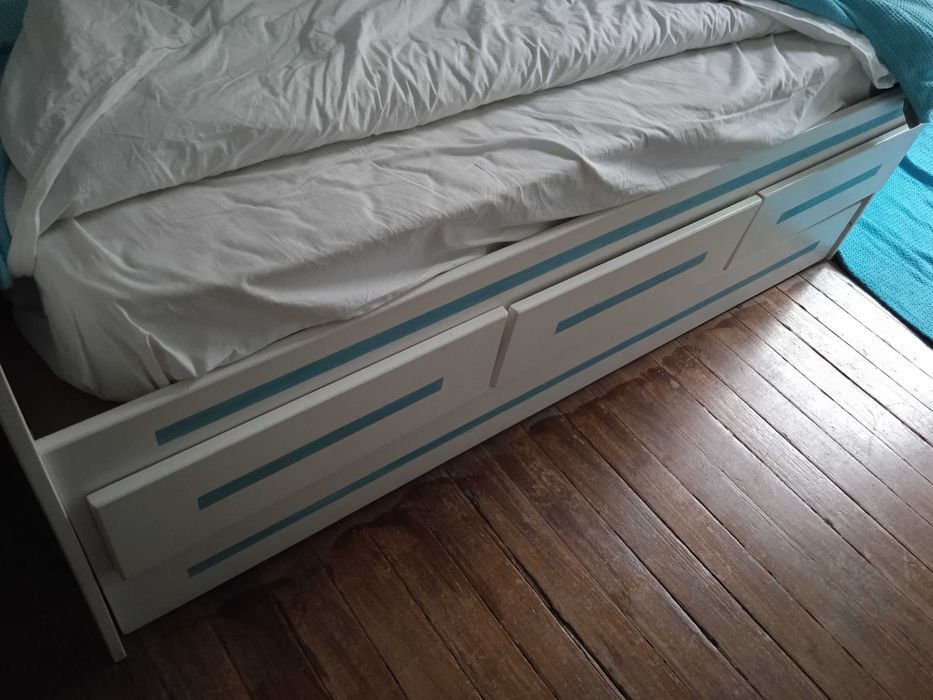 Cama com três gavetas e gavetao
