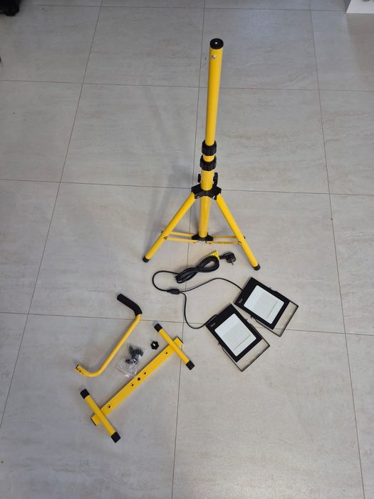 Opis produktu: Stojak z dwoma lampami LED roboczymi