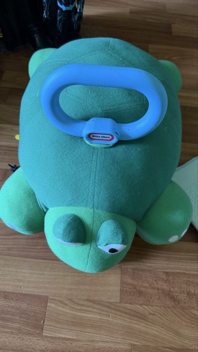 іграшка -каталка Little Tikes Pillow Racers у формі черепахи.