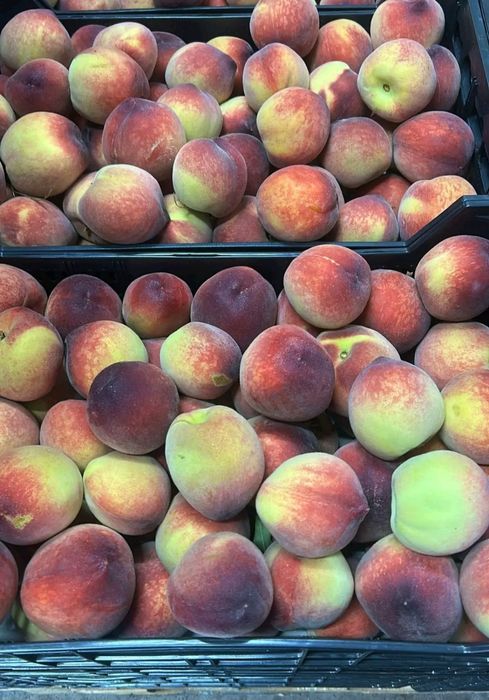 Caixas de pessegos deliciosos para entregas ao domicilio