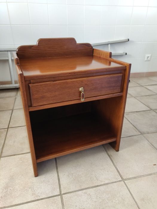 Mesa de Cabeceira em Madeira