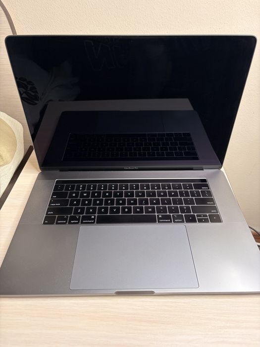 Macbook pro 2018 15.4 экран,i9,32 озу 512 ssd