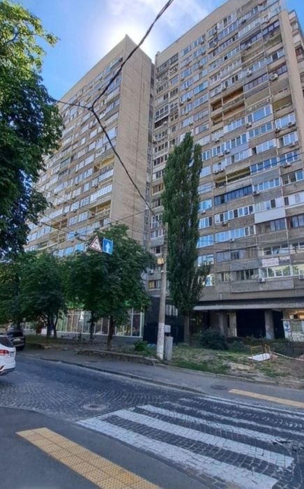 Здається кімната у 3-х кімнатній квартирі по вул. Б. Хмельницького, 39. Центр!
