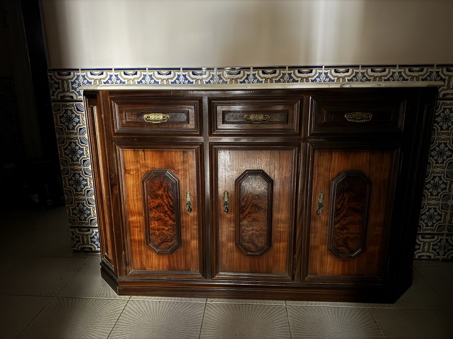 Sapateira 3 portas, com tampo em mármore.