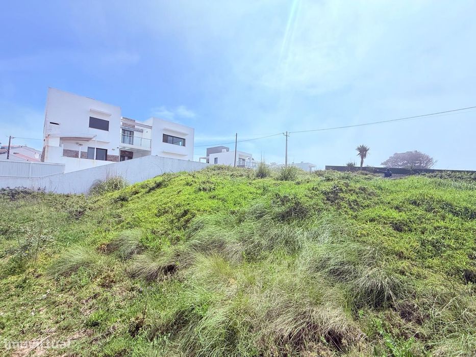 Terreno c/ projeto aprovado e licença de construção Moradia