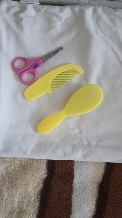 Присипка "Бюбхен", гребінець, щітка, ножиці для немовлят