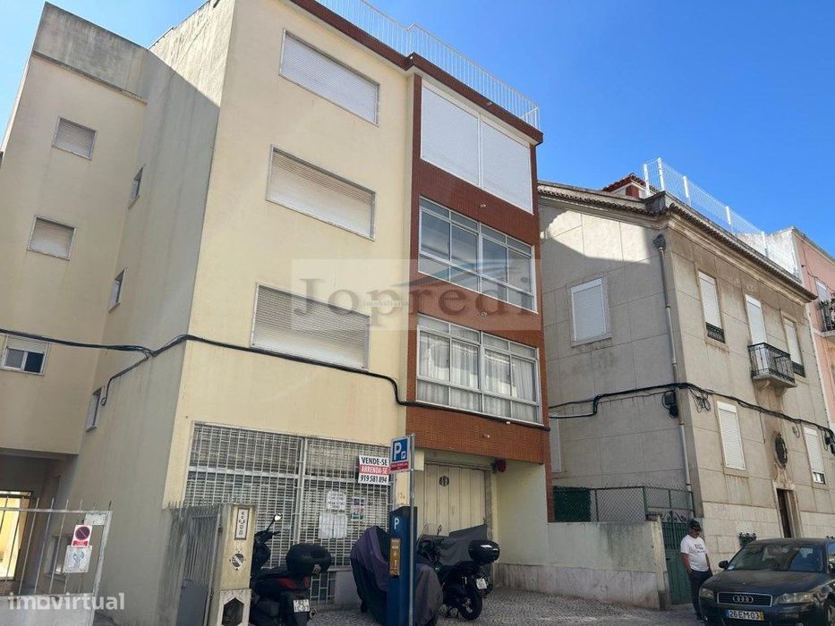 Apartamento T3 resultado da união de 2 apartamento