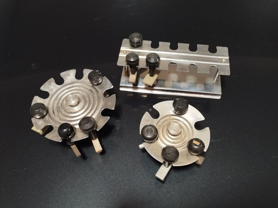 Três suportes de carimbos