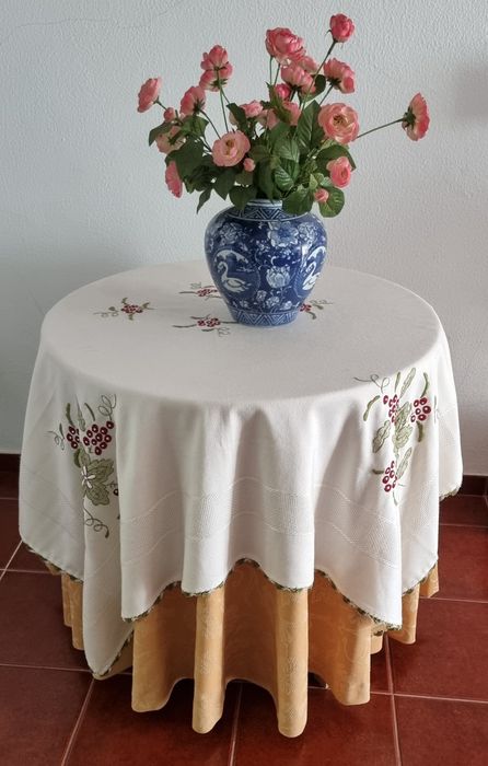 Mesa redonda com toalhas