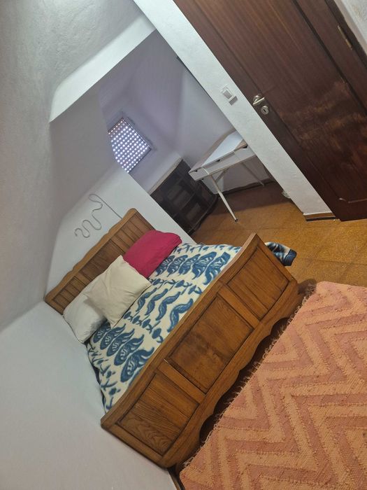 Alugo quarto com wc privativo