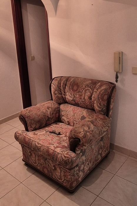 Sofá-cama de 3 lugares + 2 cadeirões – conjunto completo