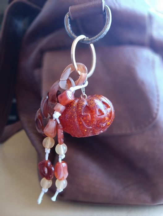 Bag charm artesanal abóbora Halloween