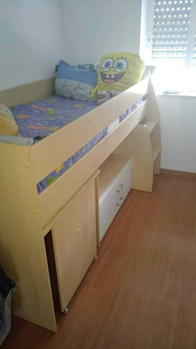 Estúdio de quarto de criança, cama com arrumação e secretária integrad