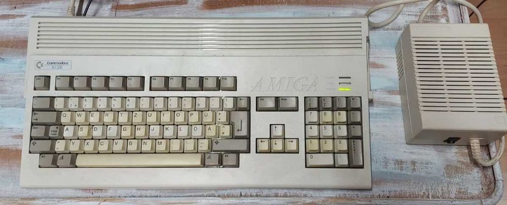 Computador Commodore Amiga 1200, fonte de alimentação