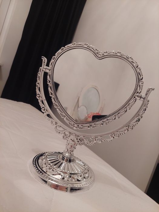 Lusterko kosmetyczne do makijażu w kształcie serca srebrne