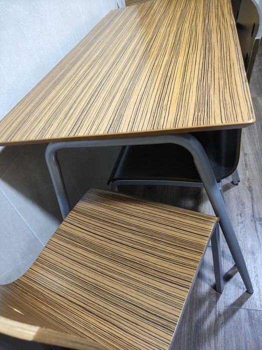 Conjunto mesa de cozinha 1,2 mt x 0,60 mt com 4 cadeiras em bom estado