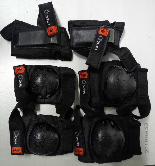 Patins em linha de criança. Inclui proteções.