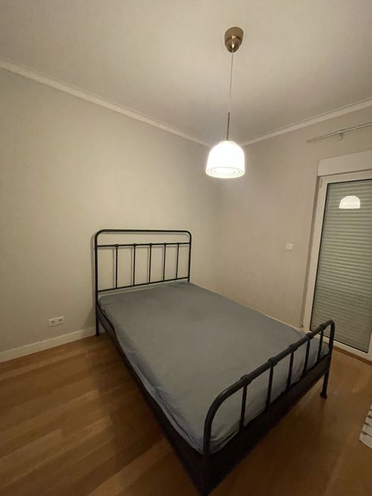 Estrutura de cama de casal e colchao