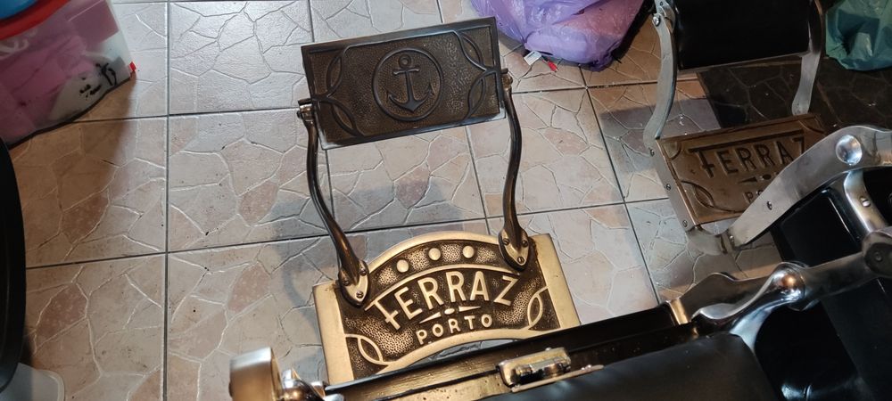 Cadeiras de barbeiro Ferraz Porto em bom estado