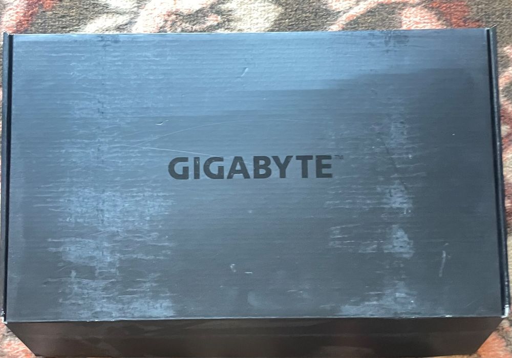 Caixa com motherboard e grafica