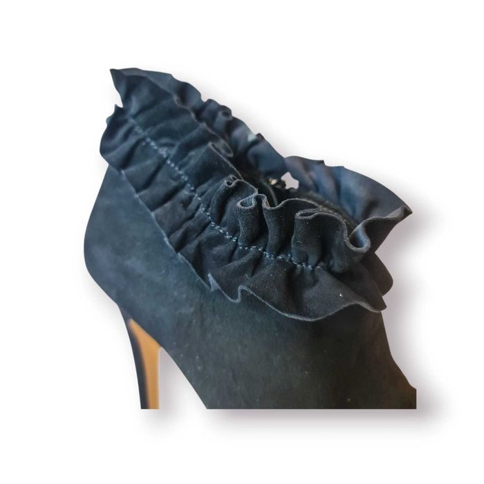 Botins Samelli Camurça Preta com Folhos – Tam.: 37 (Made in Portugal)