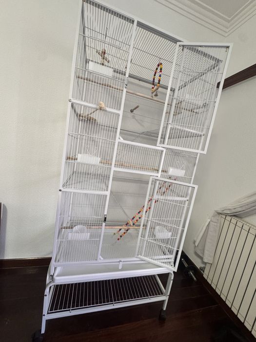 Gaiola para pássaros com rodas