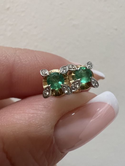 Золотые серьги пусеты с бриллиантами и изумрудами красное золото 585 п