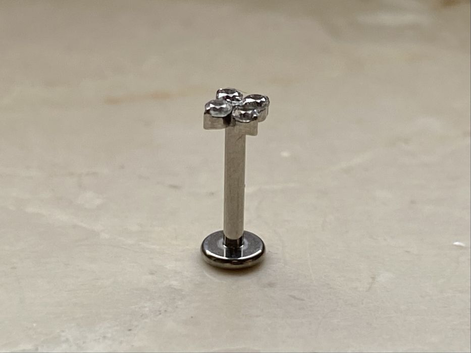 Labret kolczyk 8 mm unisex piercing 16 G Tytan