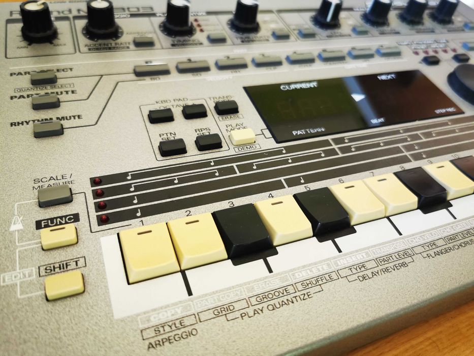 Roland MC-303 MC303 syntezator sekwenser groovebox