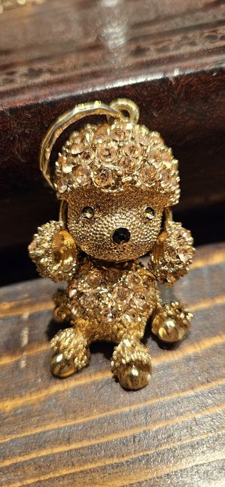 Breloczek do kluczy pudelek wykładany kamyczkami błyszczącymi