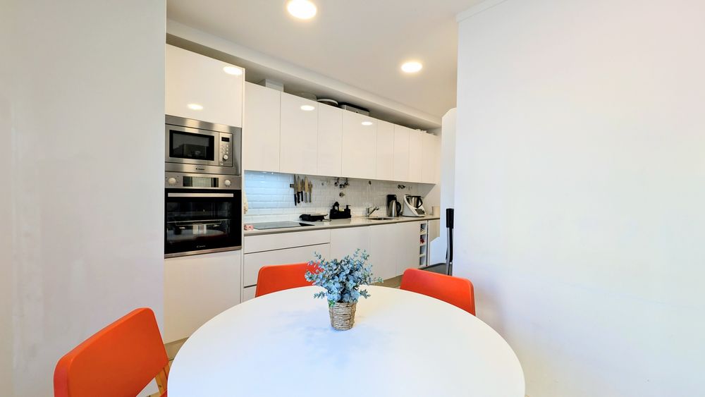 Excelente Apartamento Mobilado com Garagem e Arrecadação – A 800m da Praia e a 20 min de Lisboa!