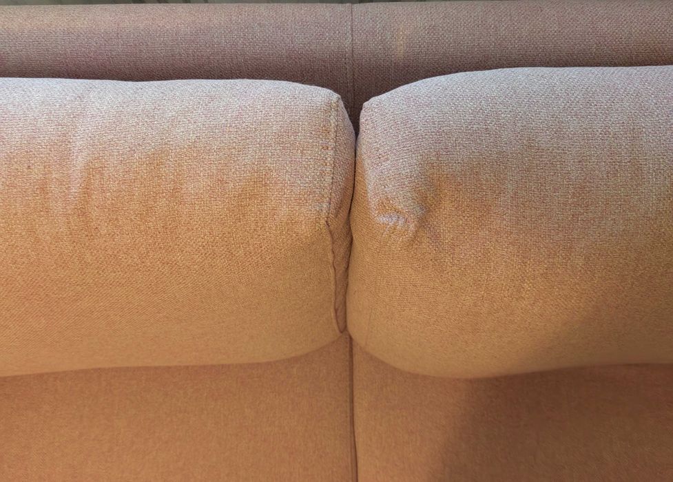 Sofá rosa bonito e confortável