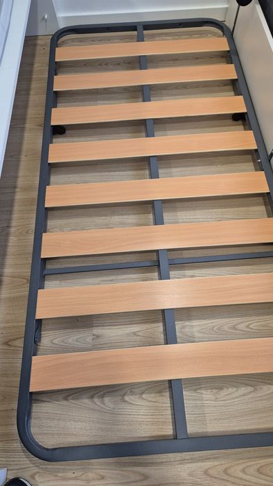 Cama- colchão 190x90 + estrado com pernas  basculantes
