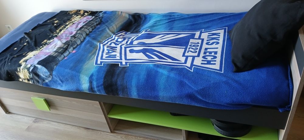 Dwa pojedyncze łóżka młodzieżowe