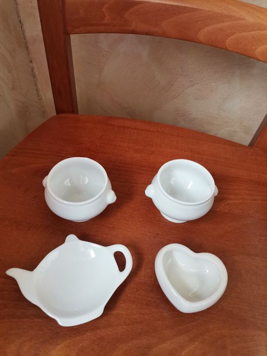 Białe ceramiczne ozdoby