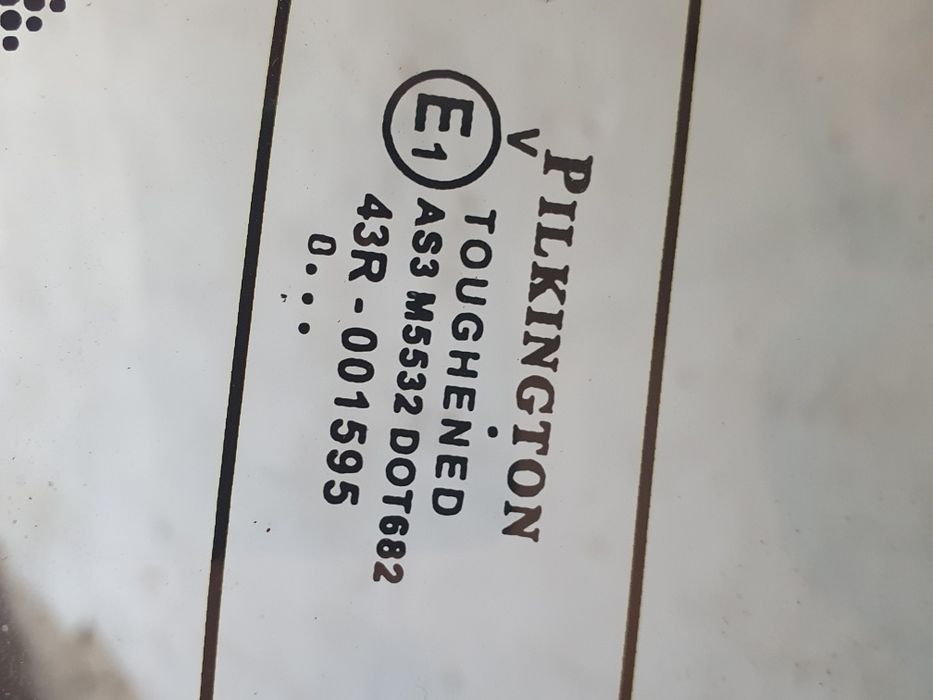 Заднє стікло Тойота Авенсіс  2008 р